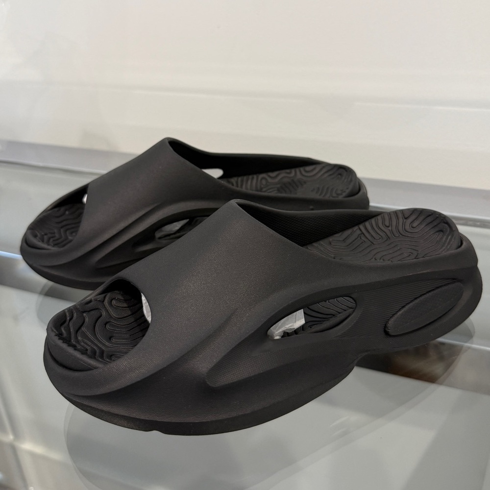 Prettylittle Thing Black Cut Out Rubber Ribbed Sole Slide NEW (sz 6)